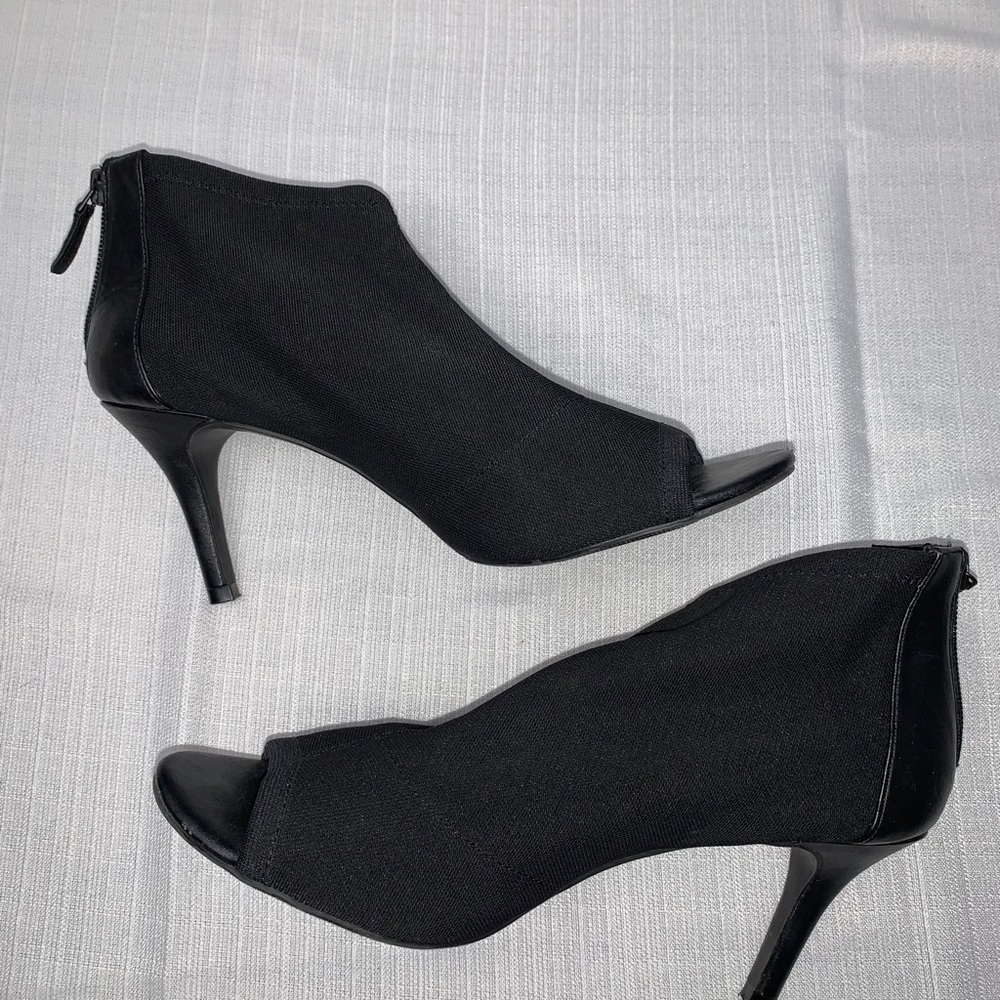 Tahari Heel